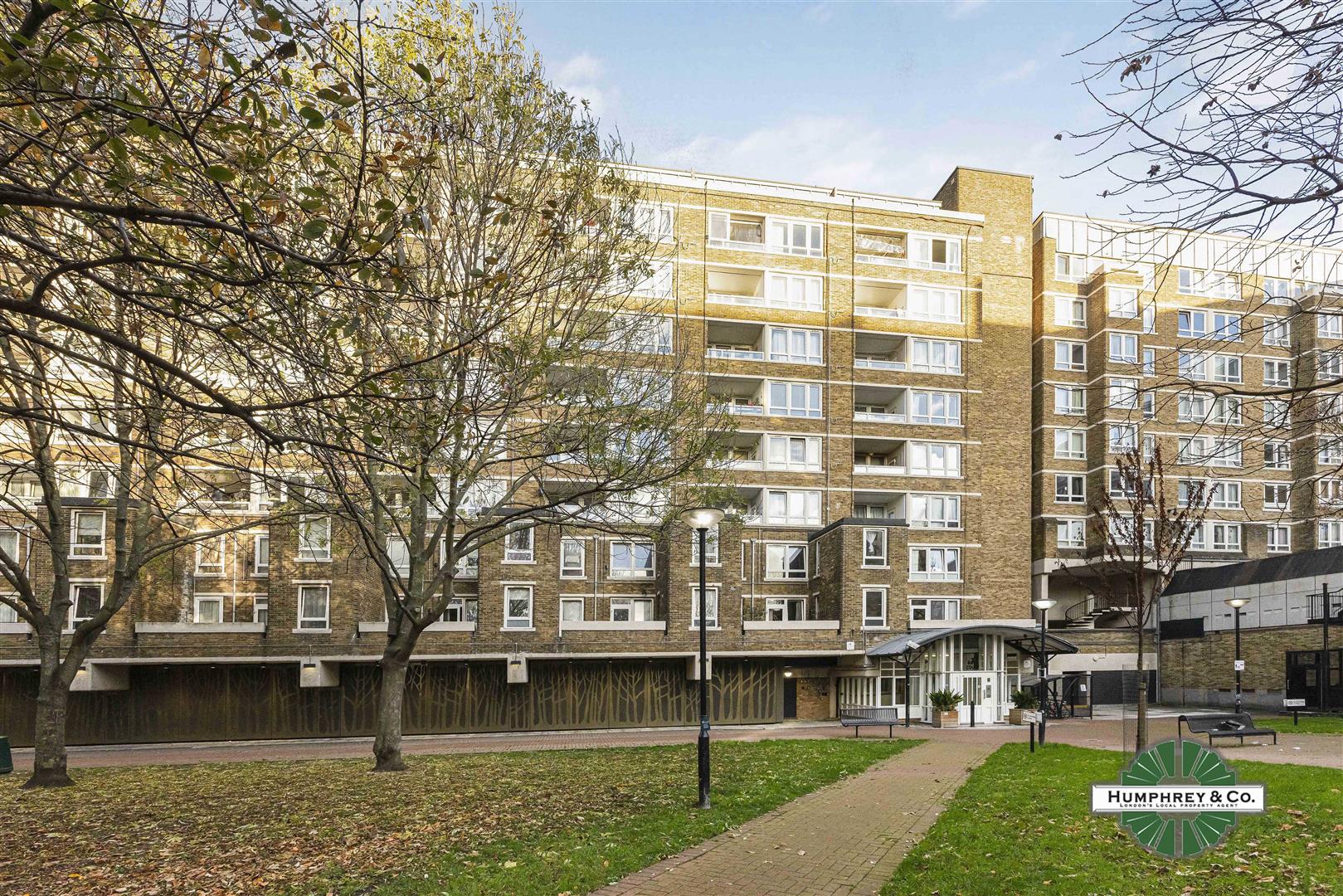 Flat Bath Street in Greater London