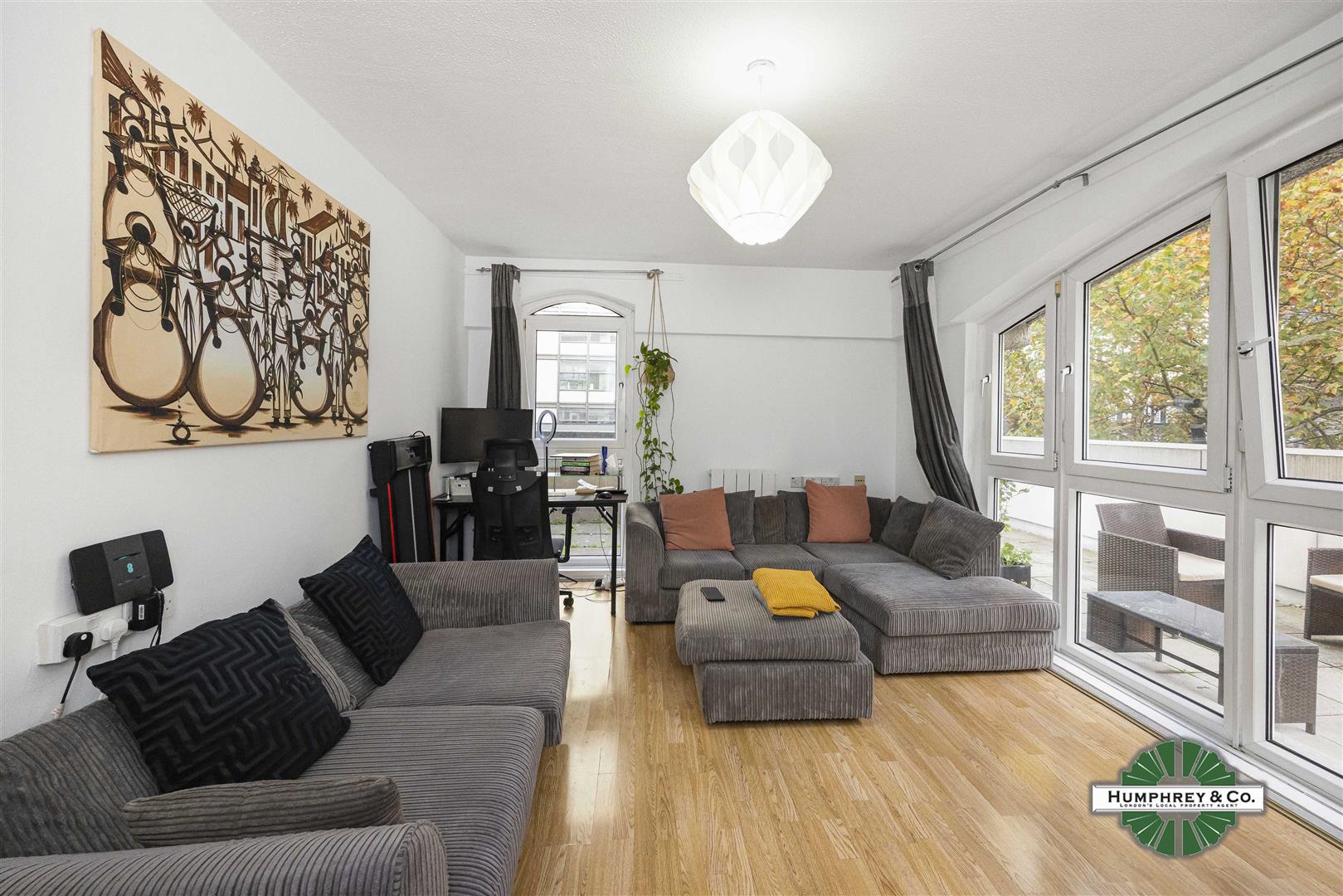 Flat Bath Street in Greater London