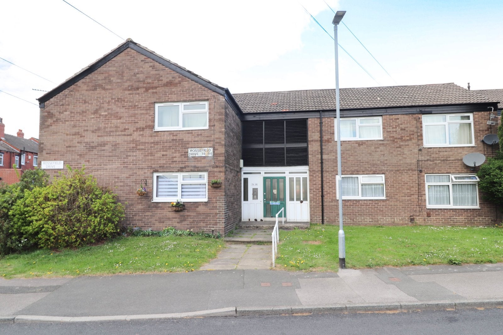 Flat Rossefield Drive in Leeds