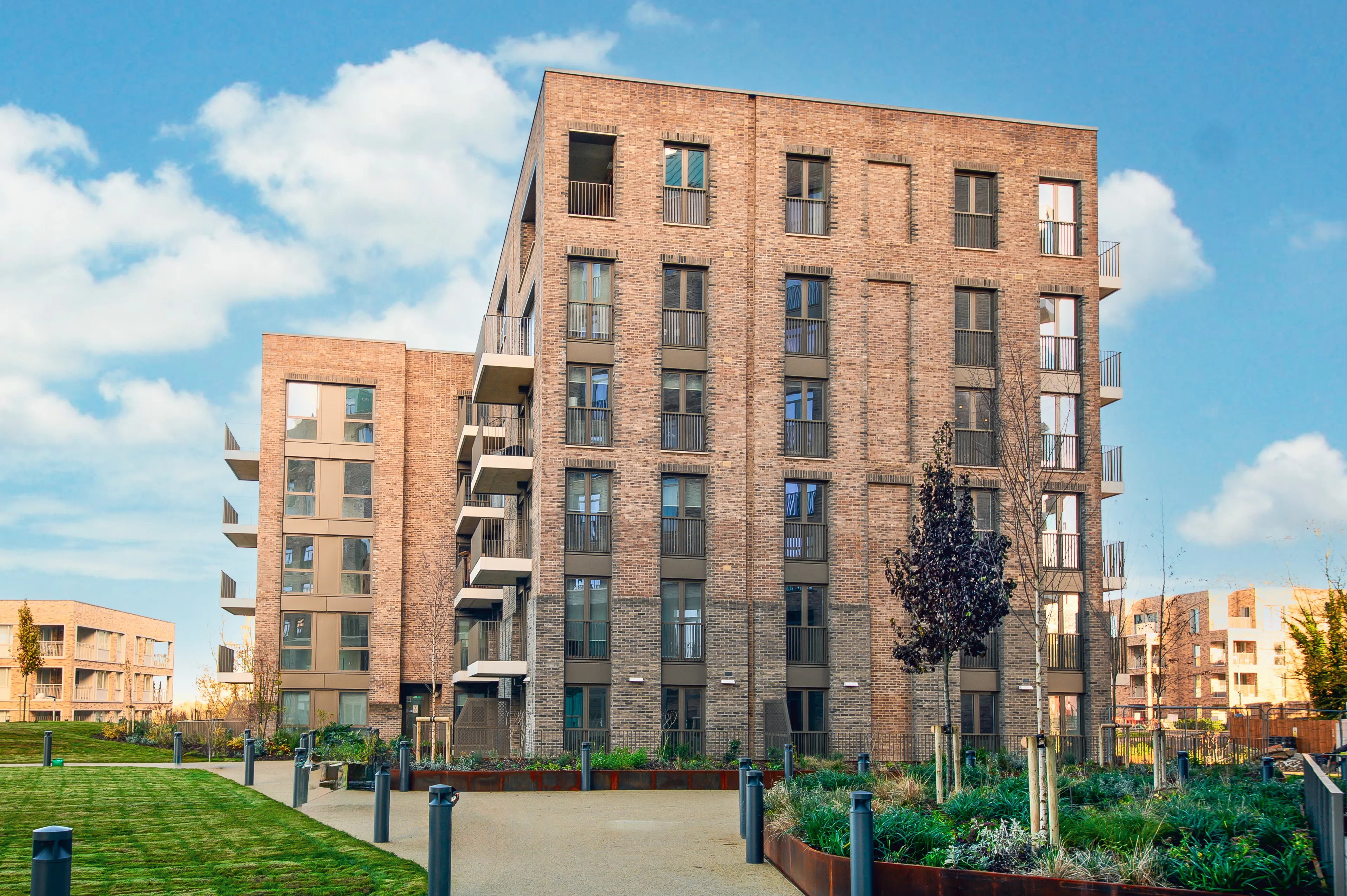 Flat Cornforth Lane in Greater London