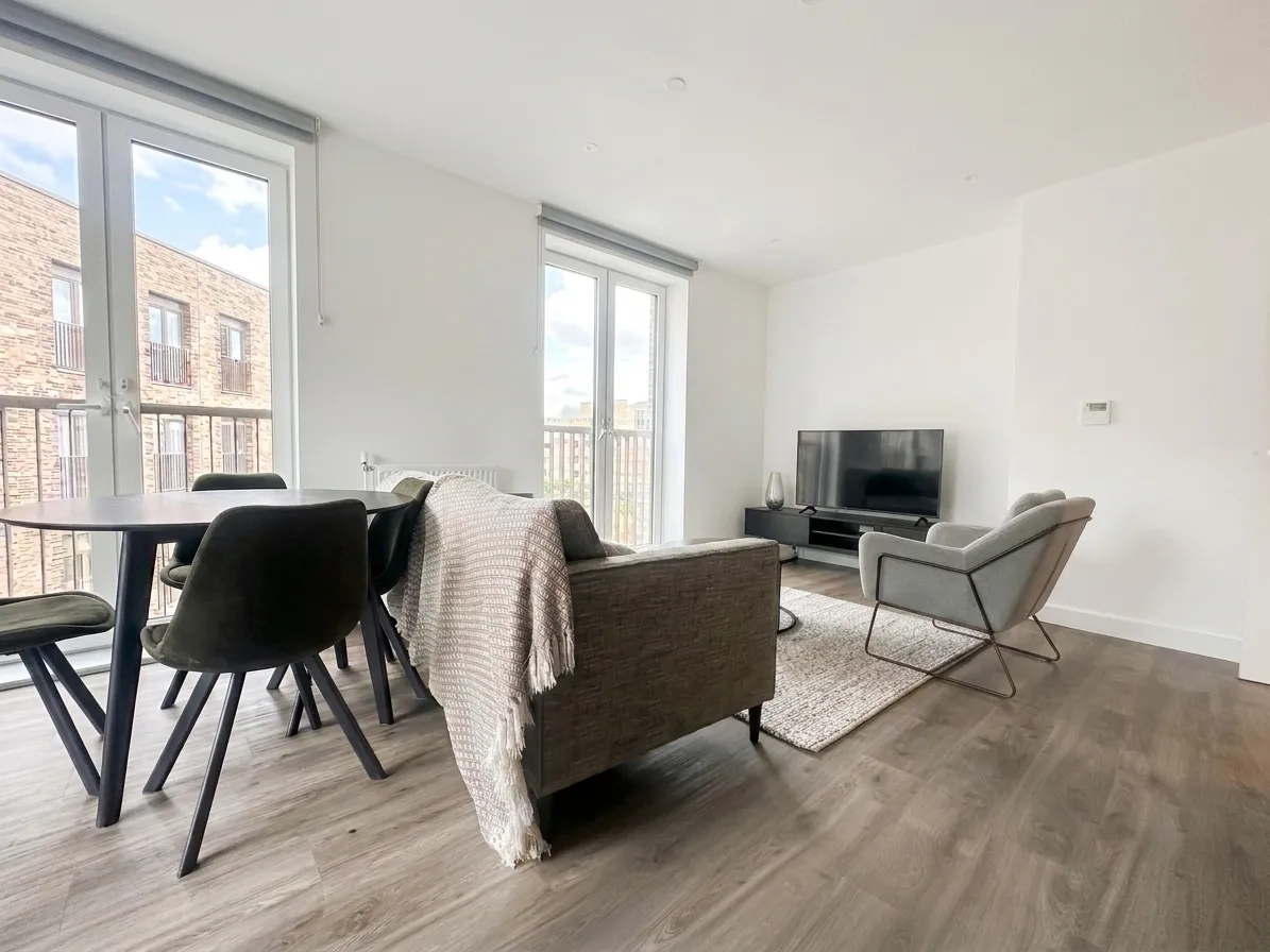 Flat Cornforth Lane in Greater London