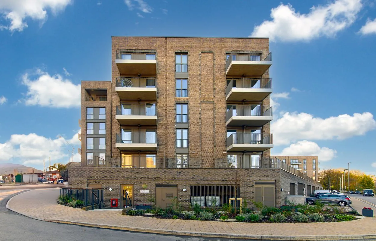 Flat Cornforth Lane in Greater London