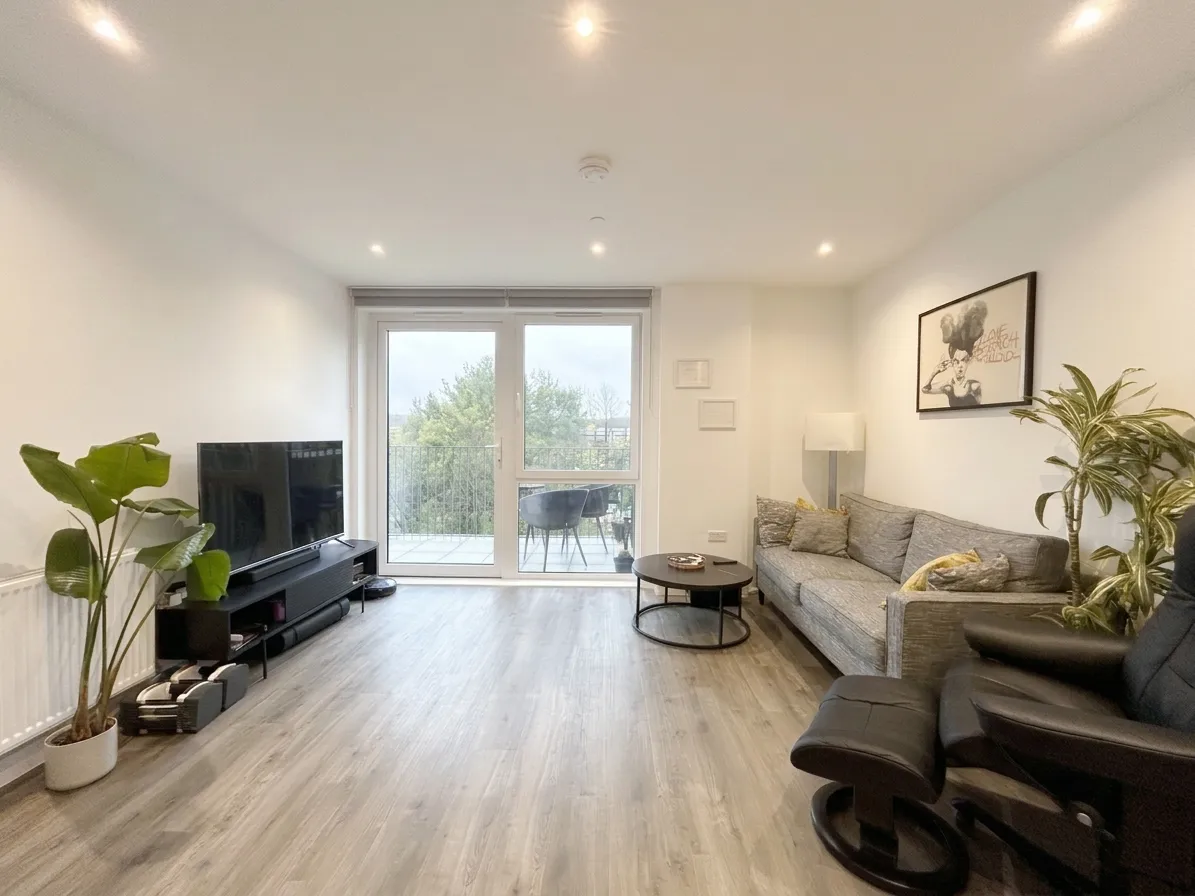 Flat Cornforth Lane in Greater London