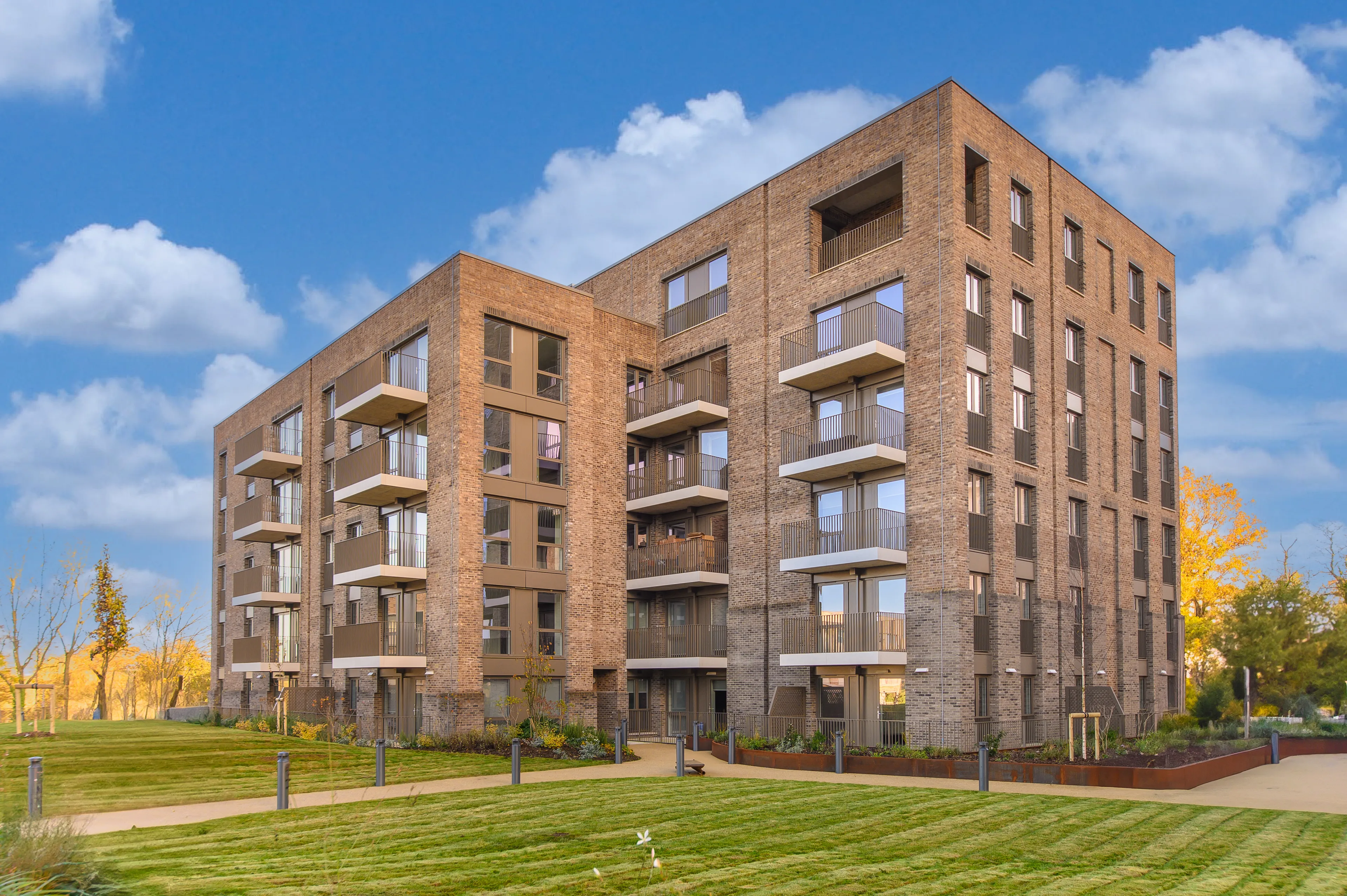 Flat Cornforth Lane in Greater London