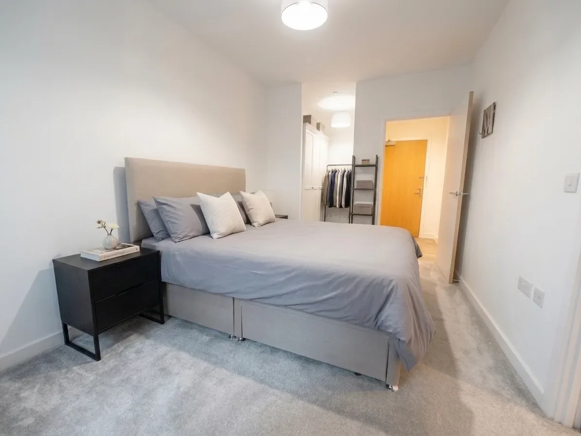 Flat Cornforth Lane in Greater London