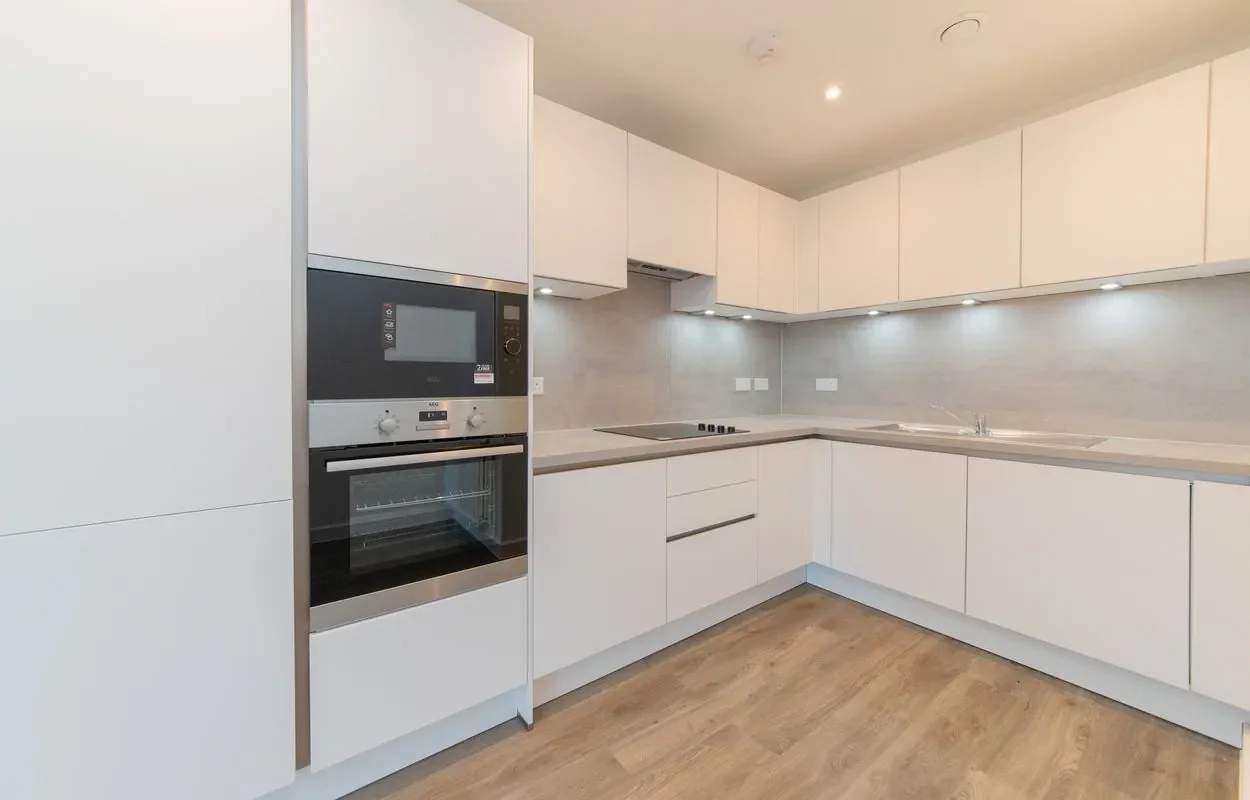 Flat Cornforth Lane in Greater London