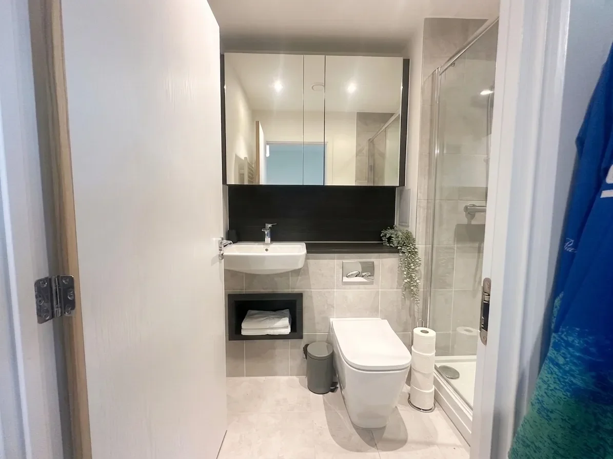Flat Cornforth Lane in Greater London