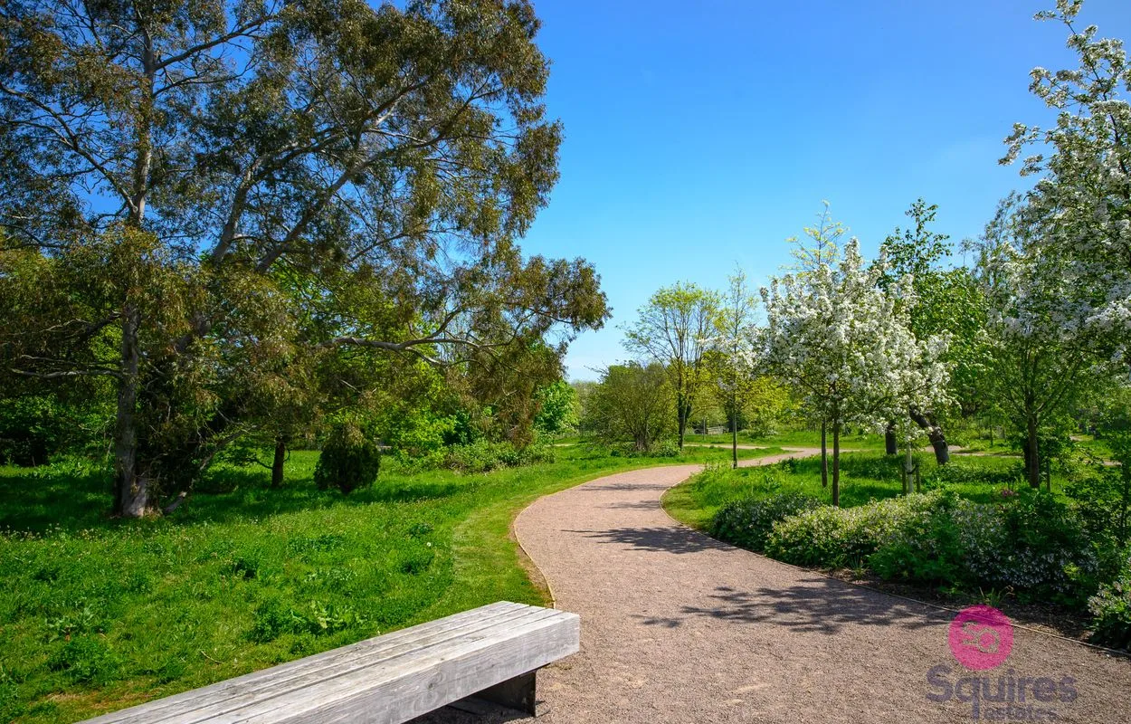 Flat Cornforth Lane in Greater London