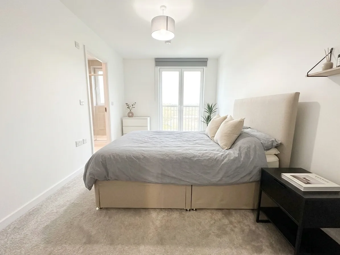 Flat Cornforth Lane in Greater London
