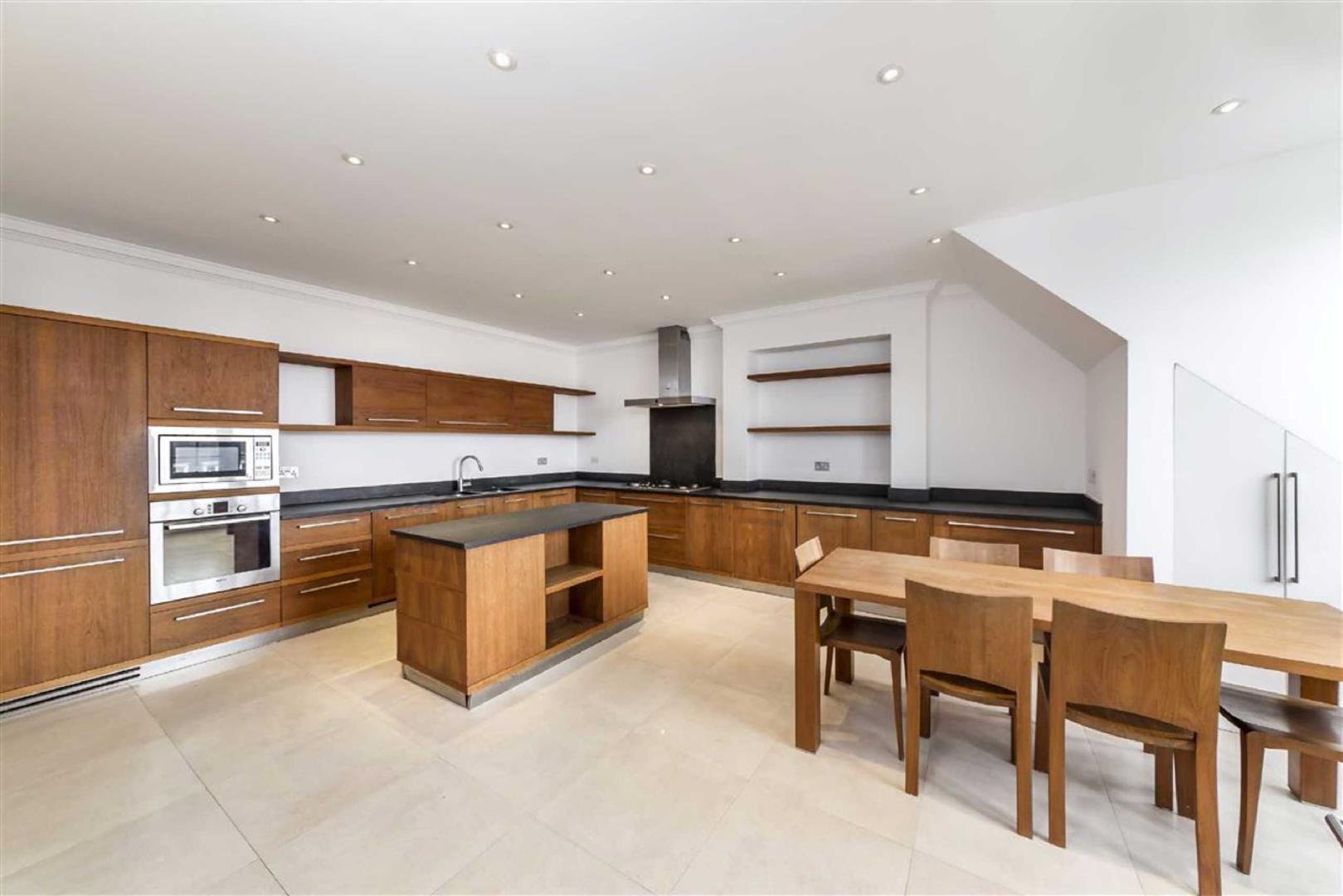 Flat Bracknell Gardens in Greater London