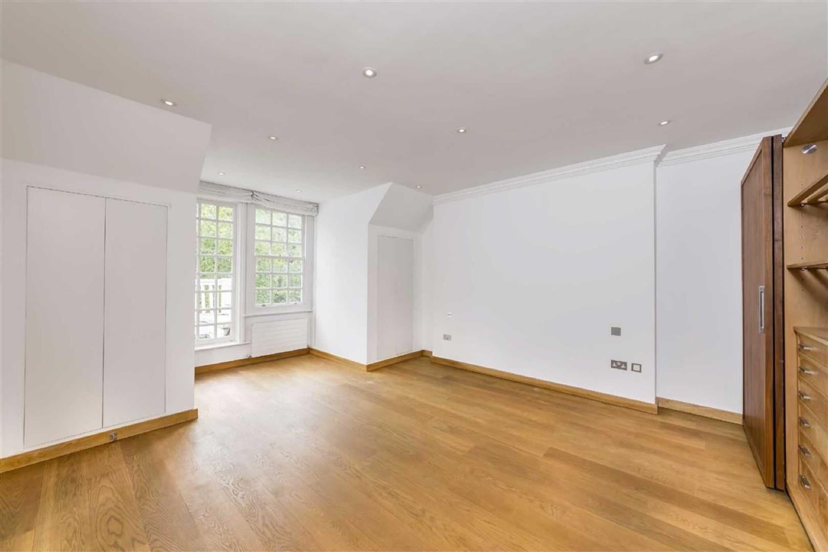 Flat Bracknell Gardens in Greater London