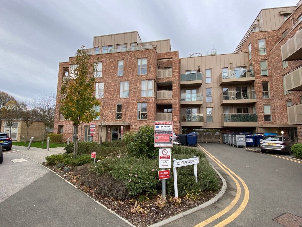 Flat Harrison Drive in Cambridge