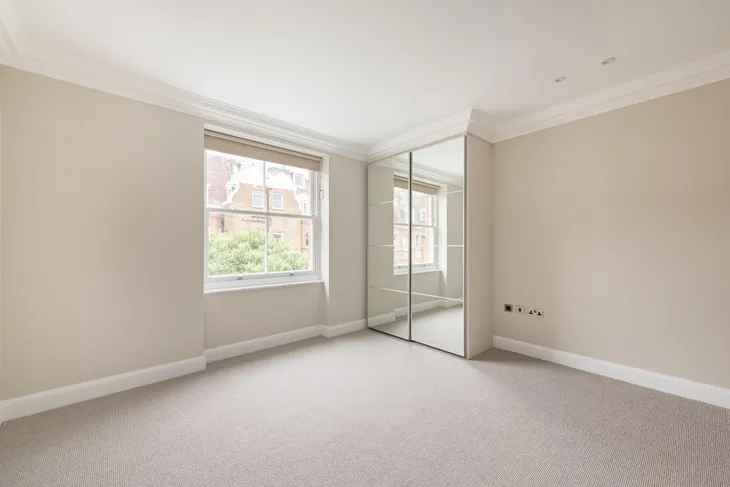 Flat Rosary Gardens in Greater London