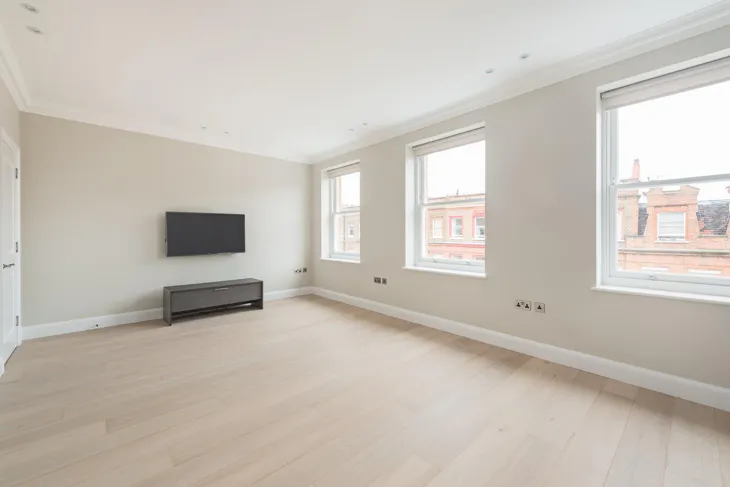 Flat Rosary Gardens in Greater London