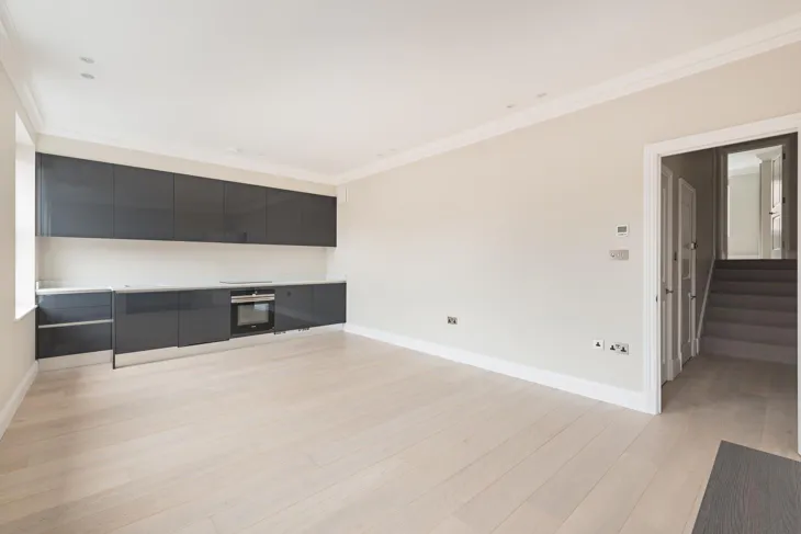 Flat Rosary Gardens in Greater London
