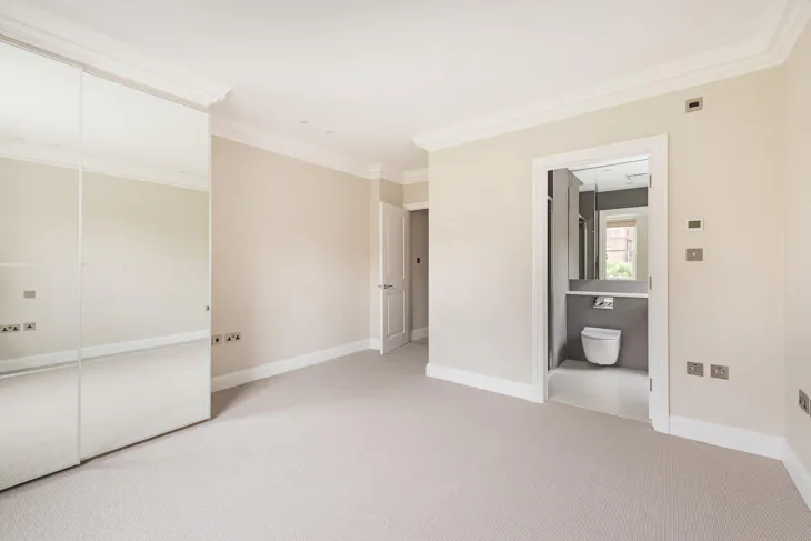 Flat Rosary Gardens in Greater London