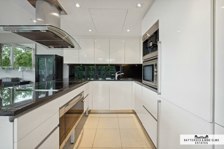 Flat Queenstown Road in Greater London