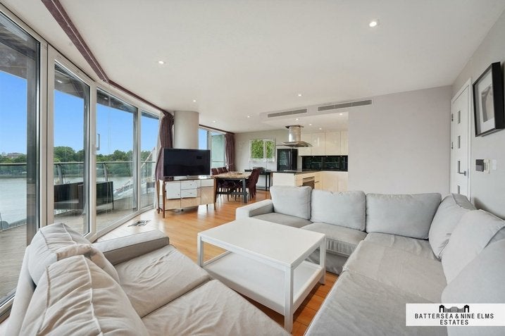 Flat Queenstown Road in Greater London