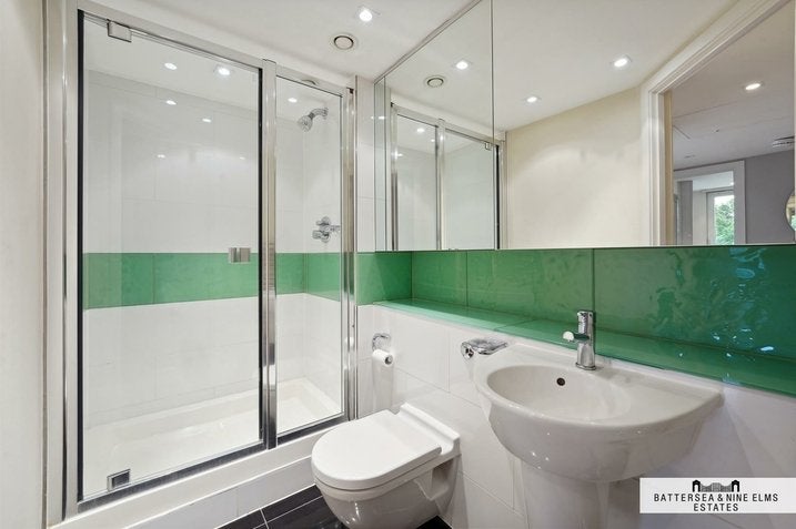 Flat Queenstown Road in Greater London