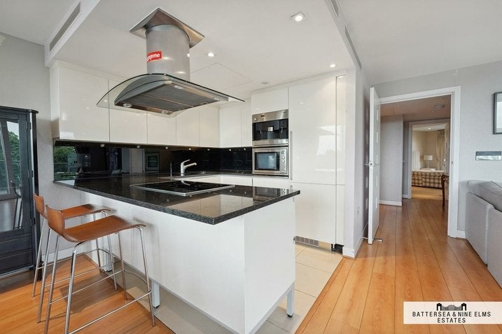 Flat Queenstown Road in Greater London