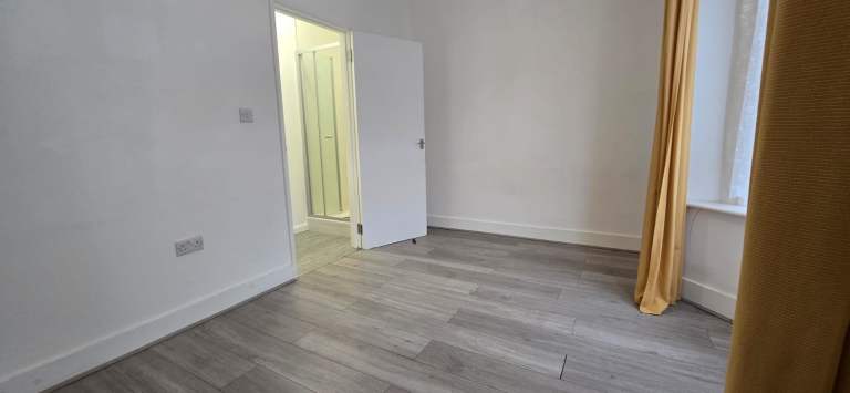 Room Montague Road in Greater London