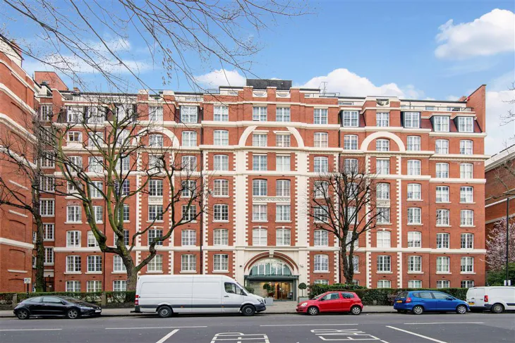 Flat Grove End Road in City of Westminster