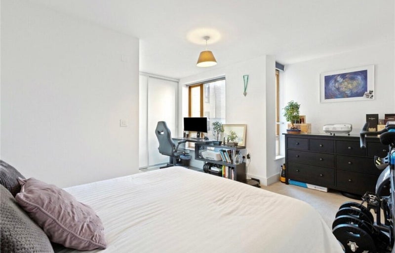Room Vinery Way in Greater London