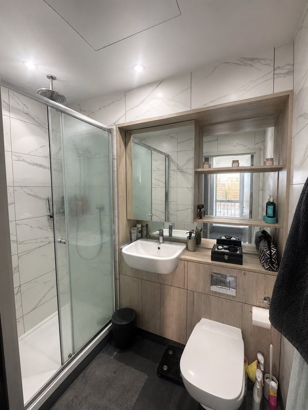 Room Swandon Way in Greater London