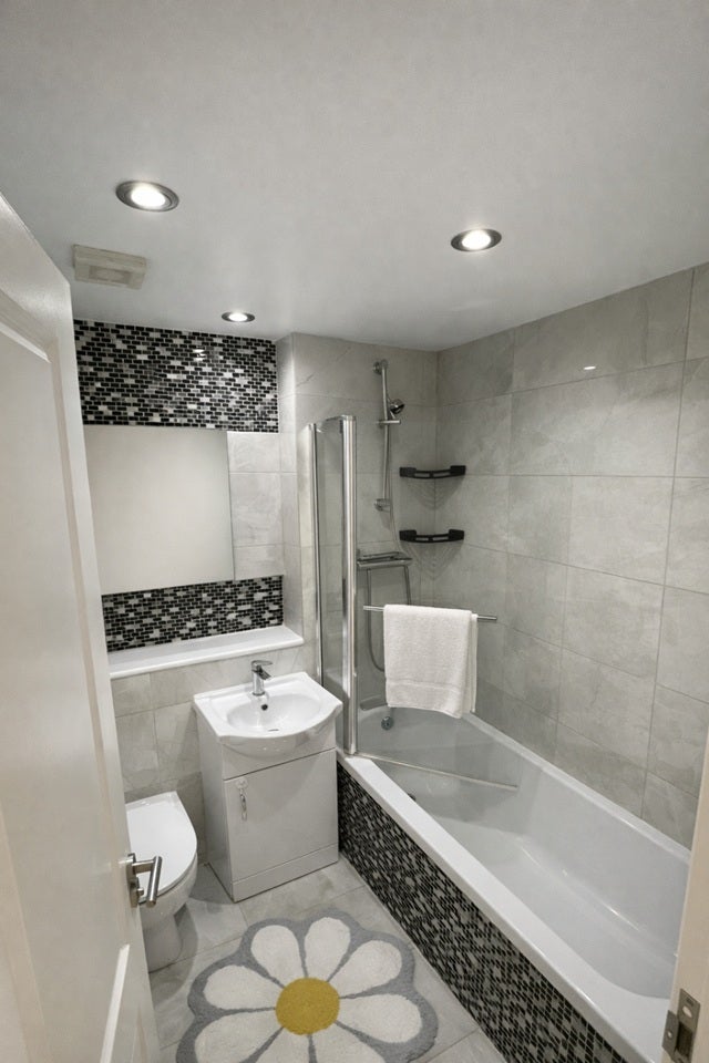 Flat Falcondale Road in Bristol