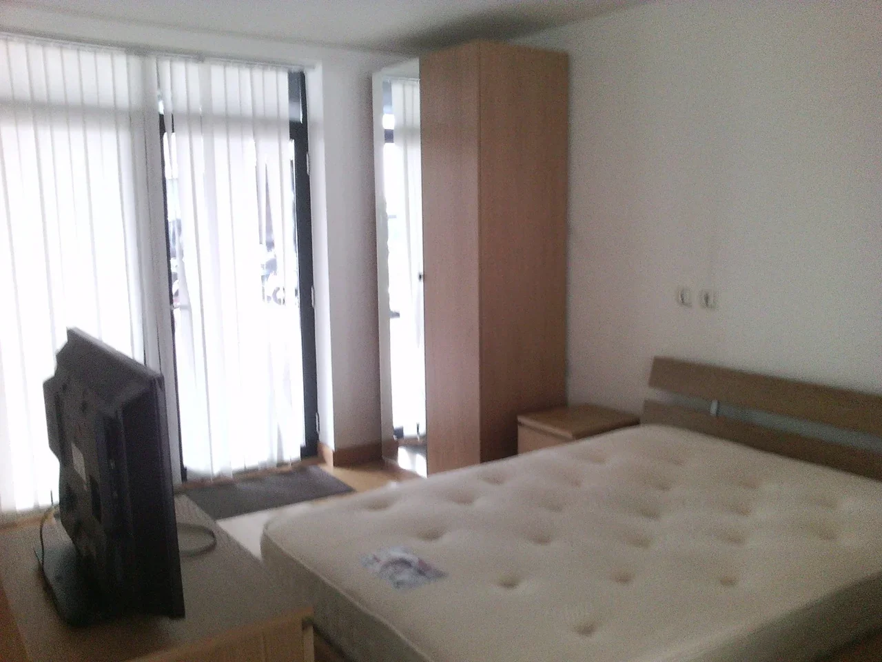 Room Roach Road in Greater London