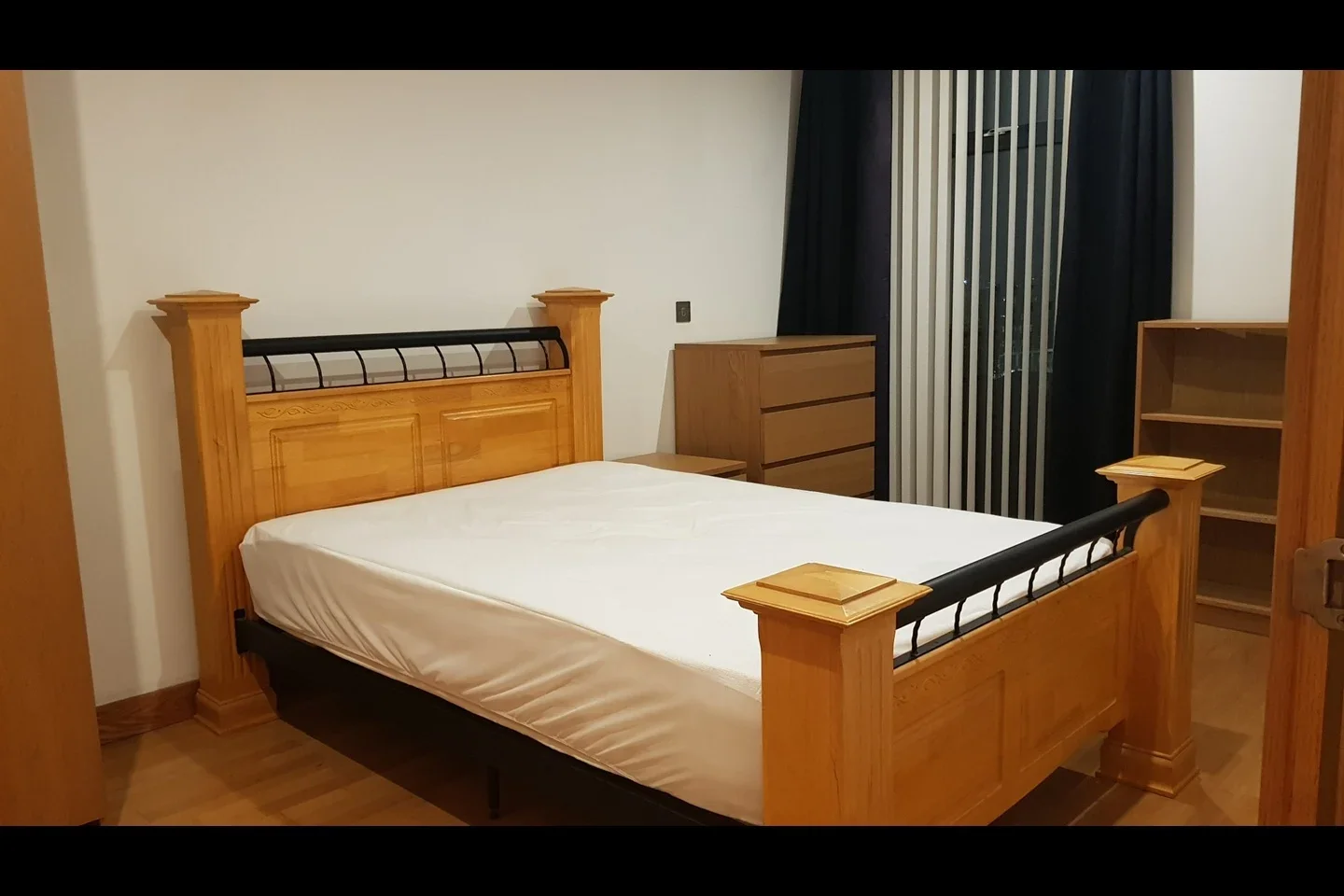 Room Roach Road in Greater London
