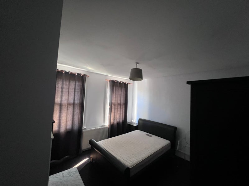Room Davidson Road in Greater London