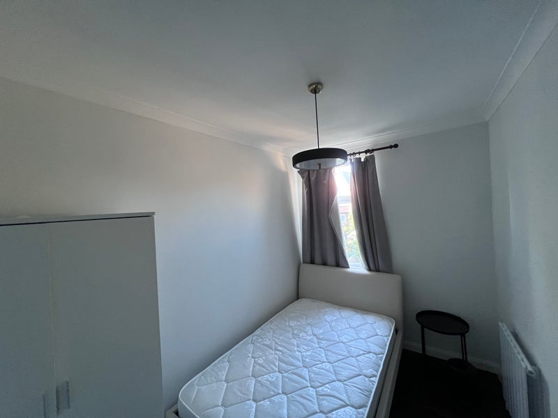 Room Davidson Road in Greater London