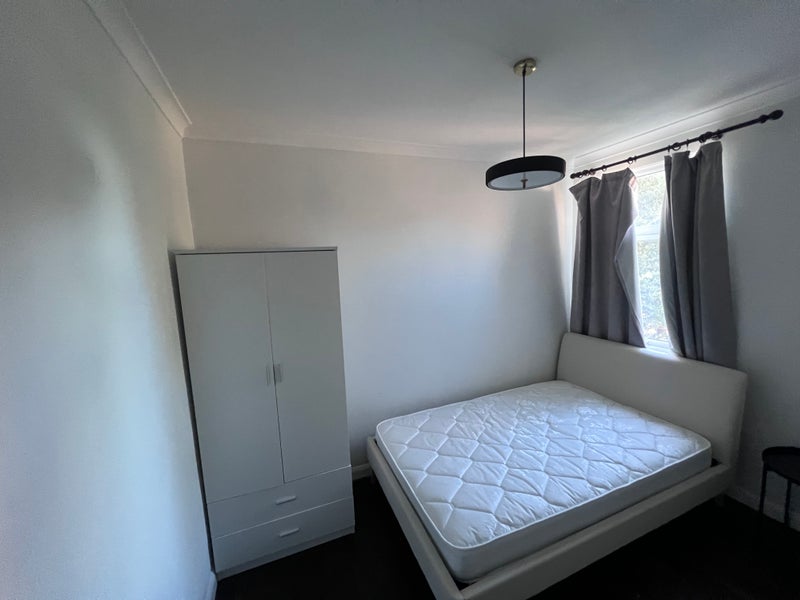 Room Davidson Road in Greater London