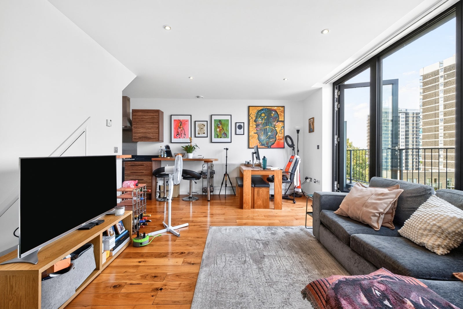 Flat Balmes Road in Greater London