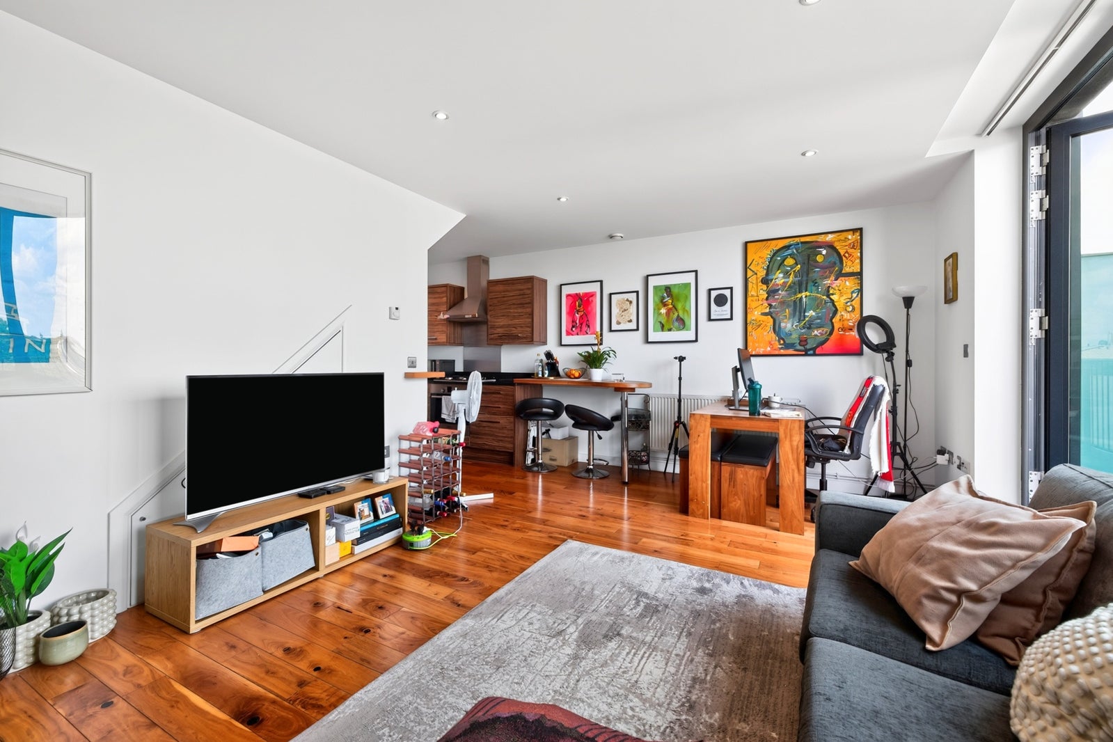 Flat Balmes Road in Greater London