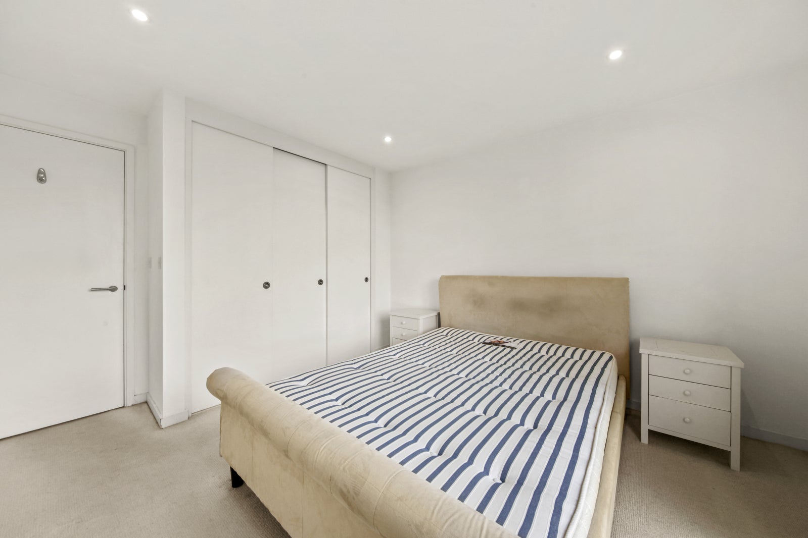 Flat Wingate Square in Greater London