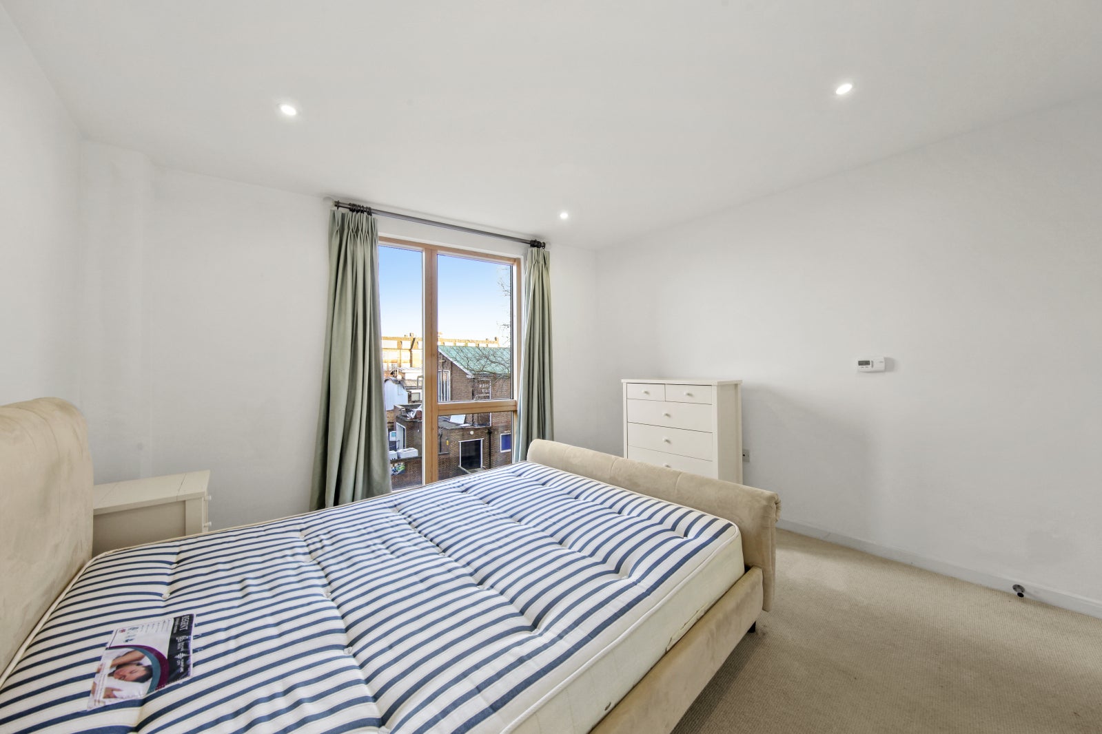 Flat Wingate Square in Greater London
