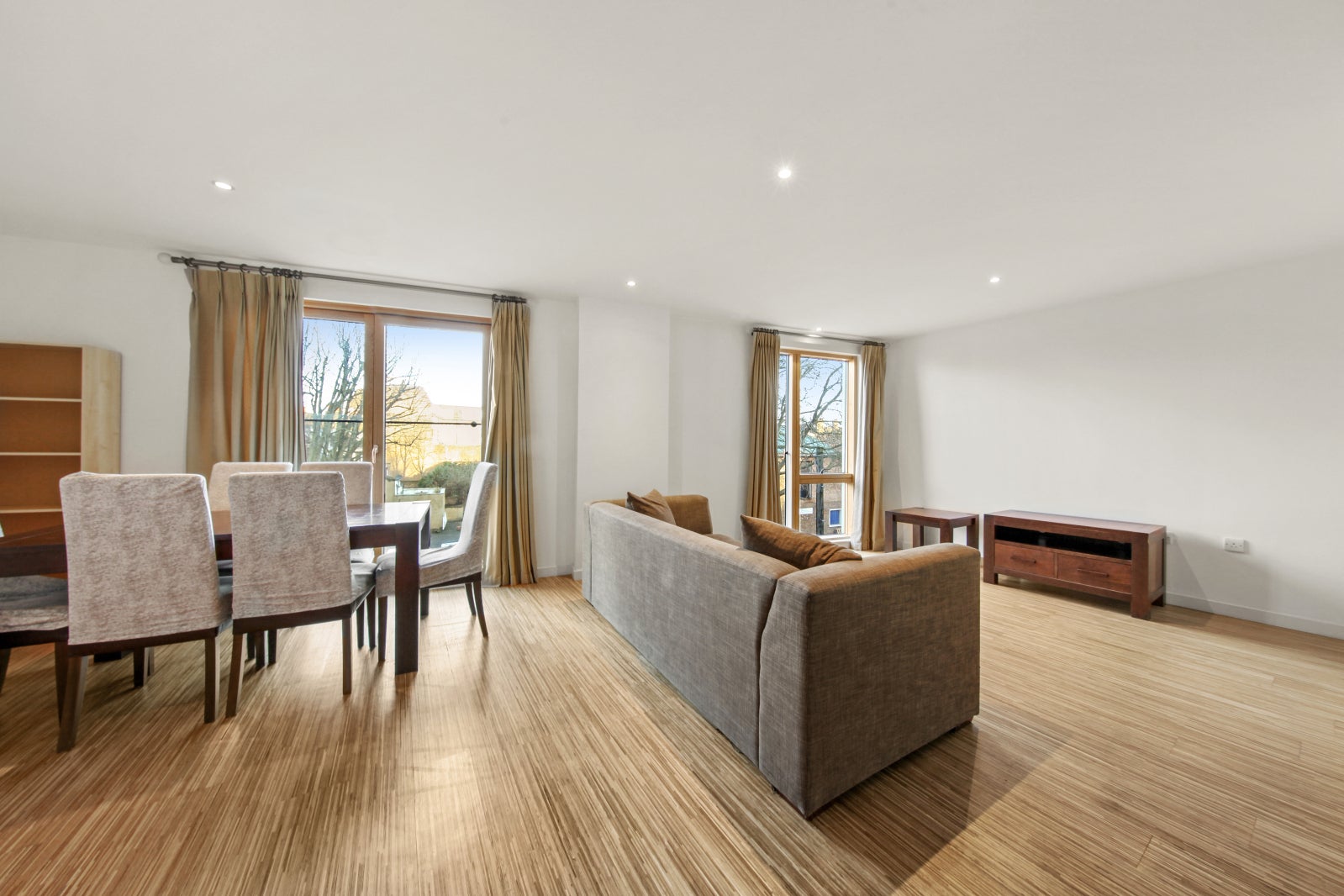 Flat Wingate Square in Greater London
