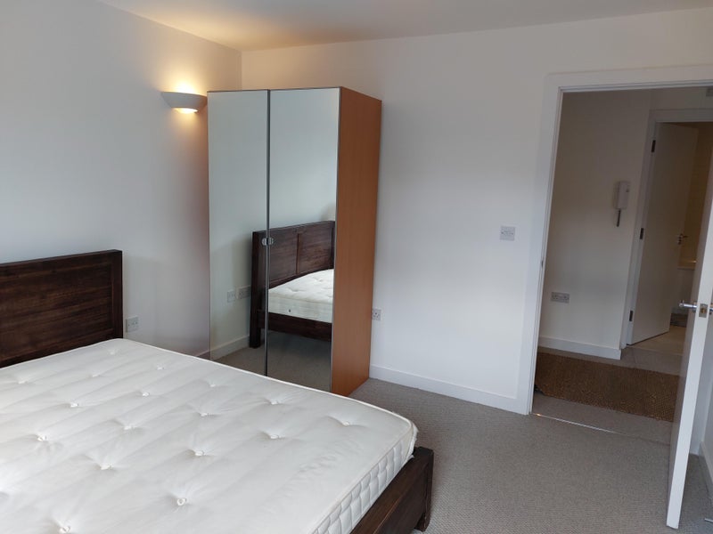 Room Redcross Way in Greater London