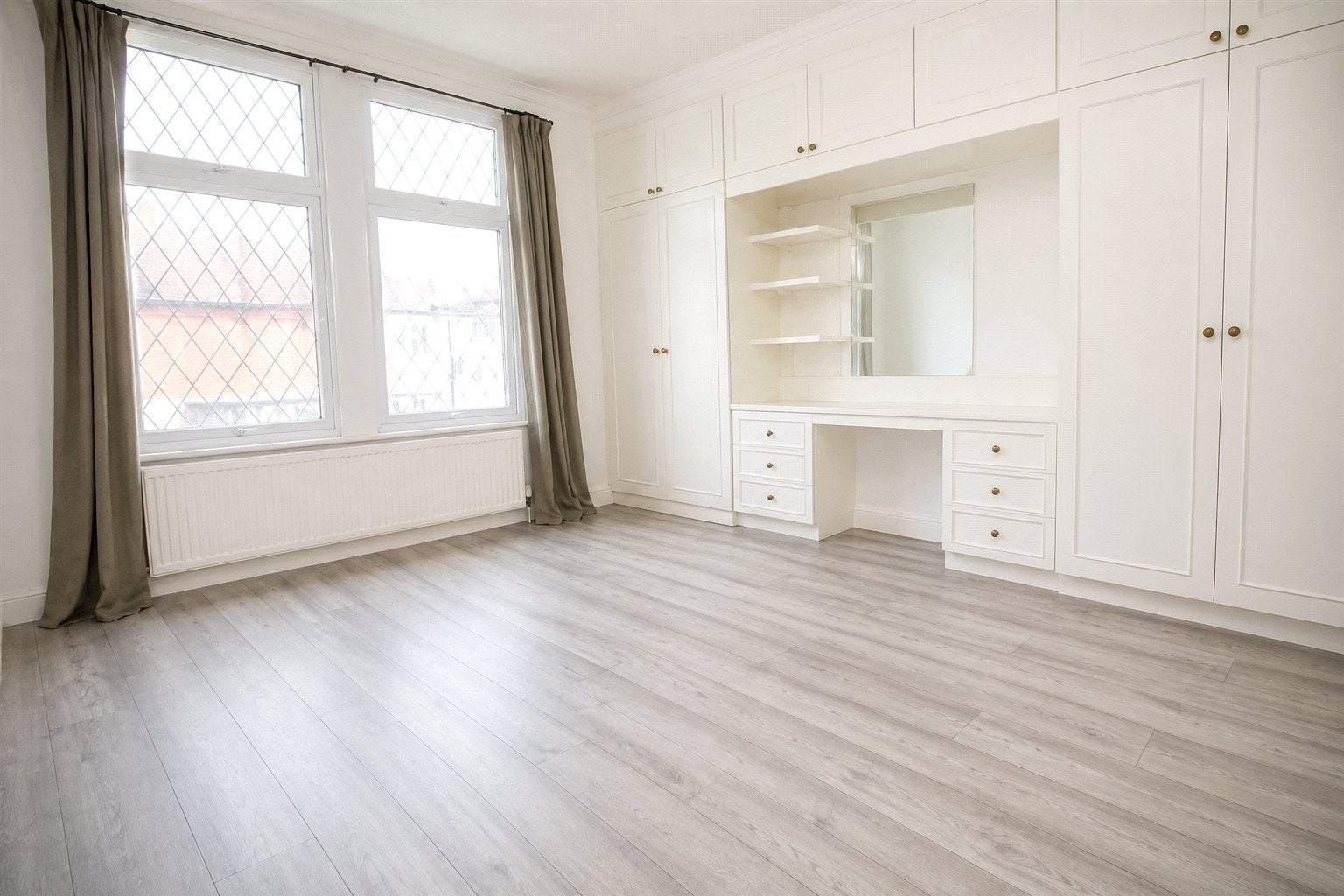 Room Quadrant Road in Greater London