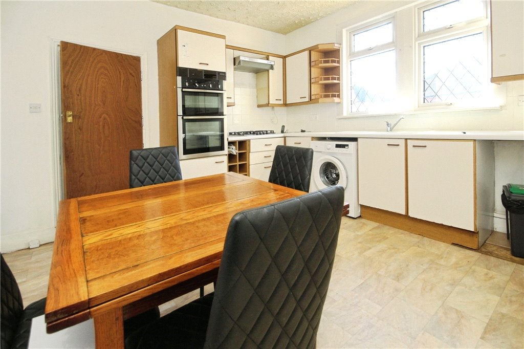 Room Quadrant Road in Greater London
