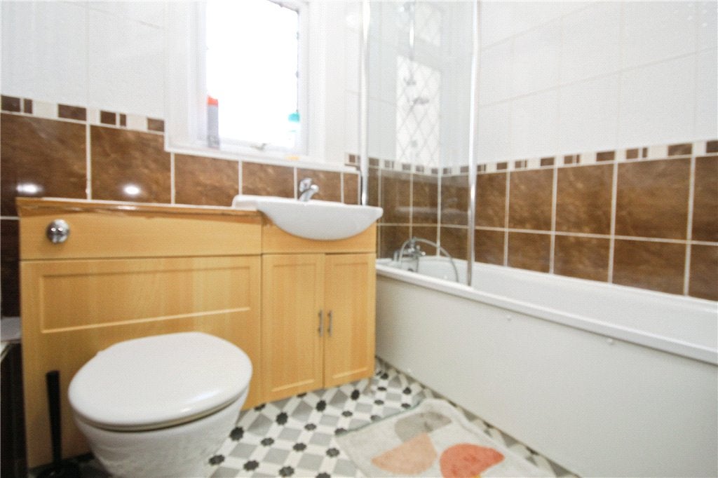 Room Quadrant Road in Greater London