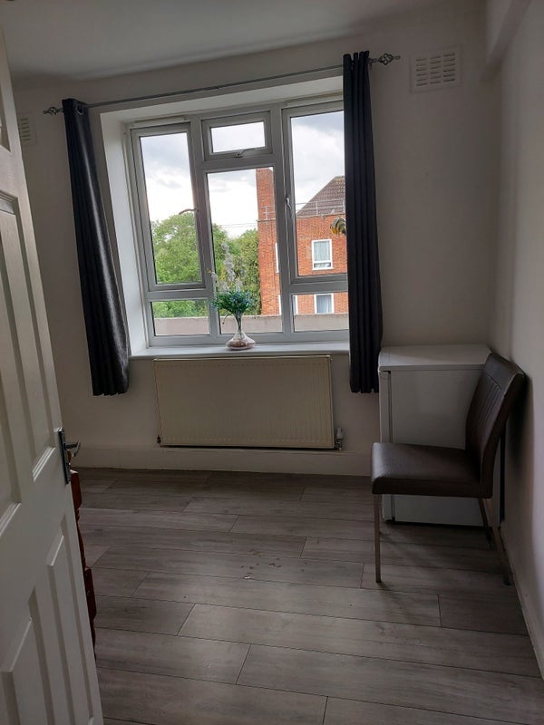 Flat Ravenbourne Estate in Greater London
