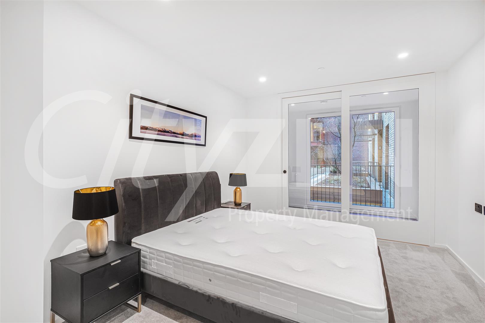 Flat Hawser Lane in Greater London