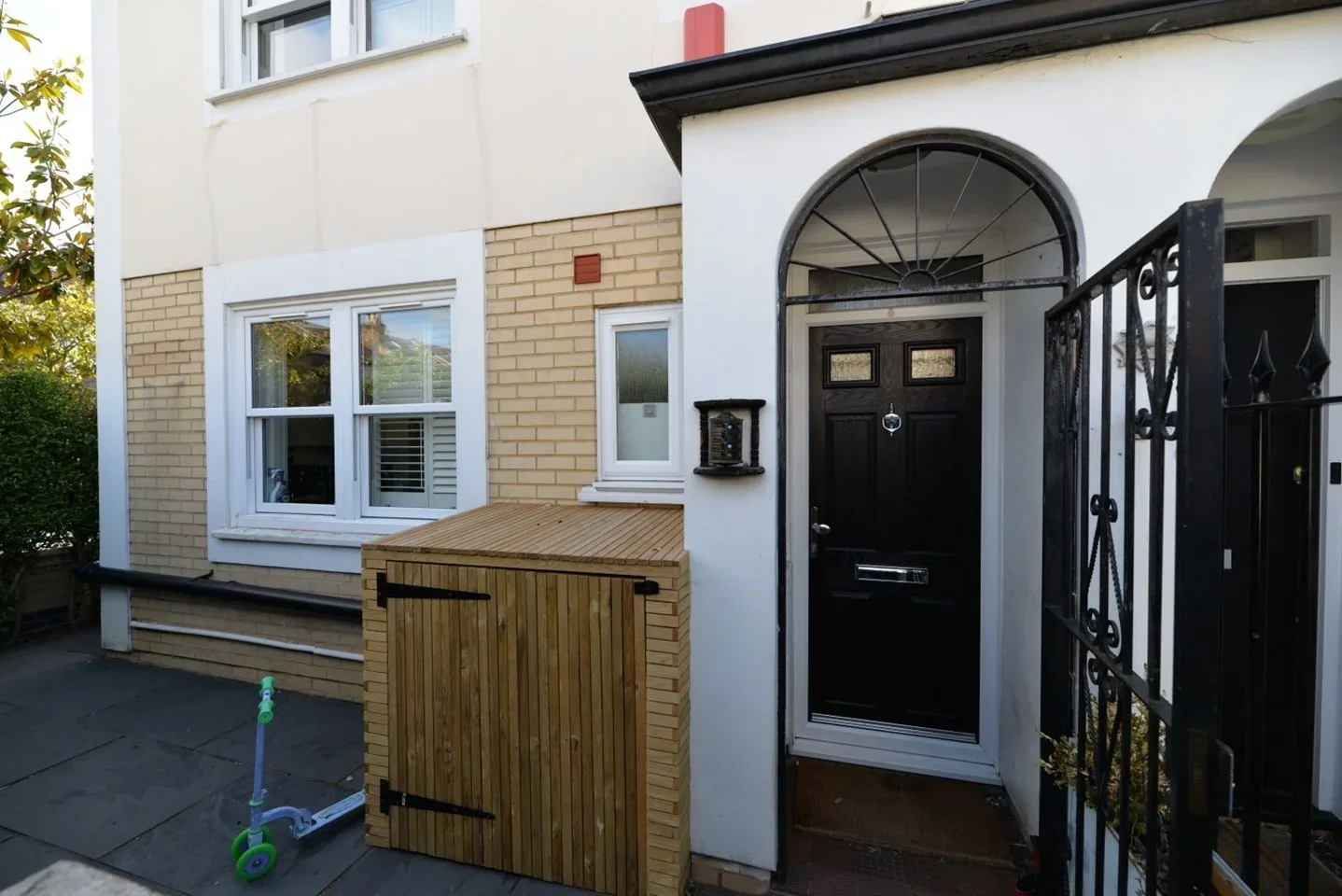 House Hindmans Road in Greater London