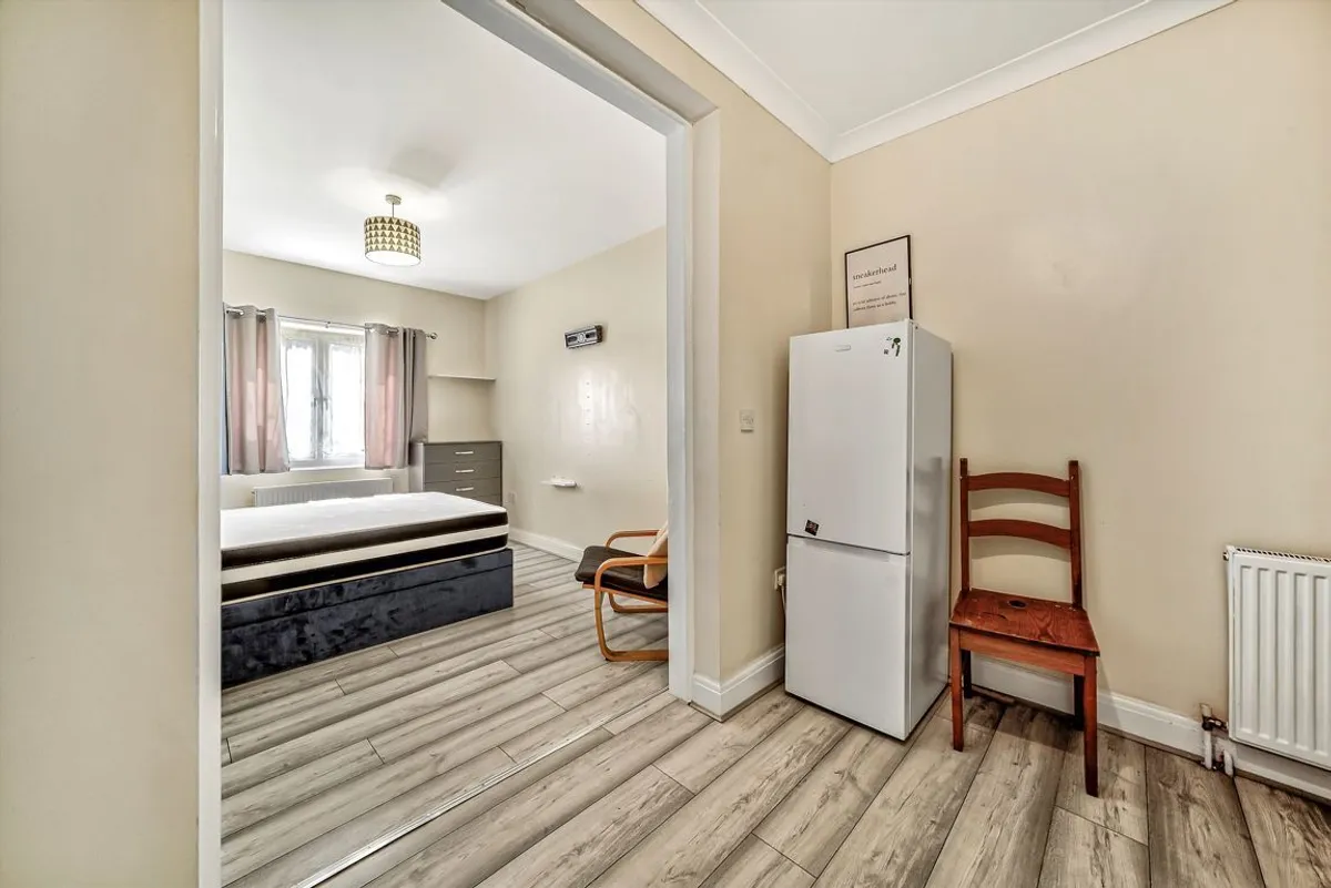 Room Chatsworth Crescent in Greater London