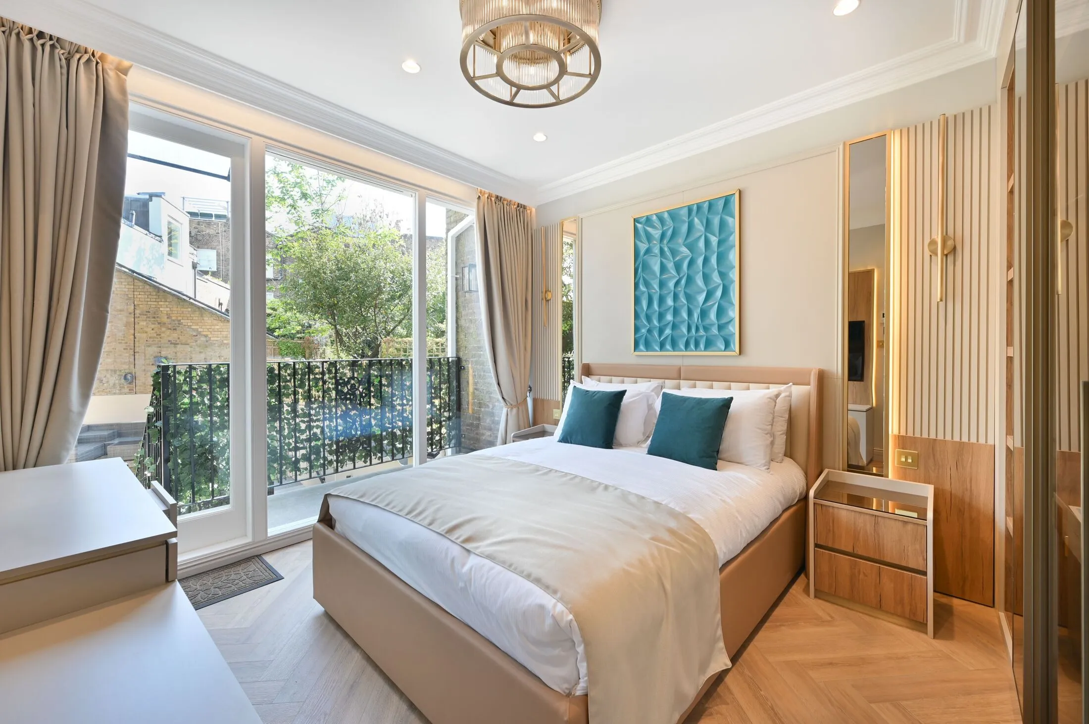 Flat Royal Crescent in Greater London