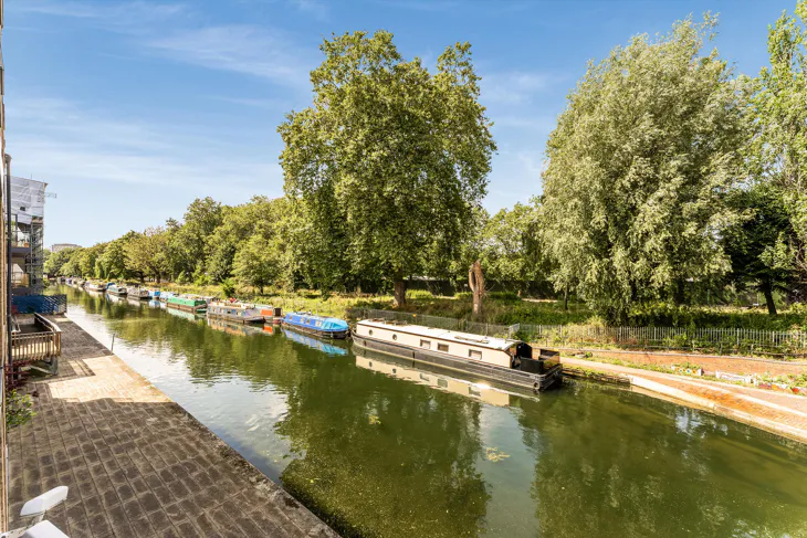 Flat Gunmakers Lane in Greater London