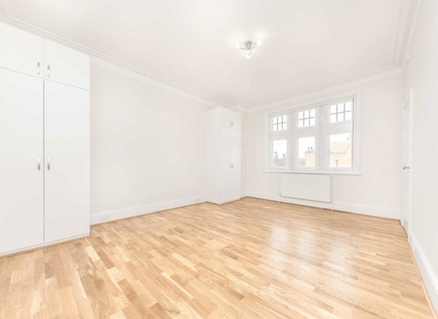 Flat Finchley Road in Greater London